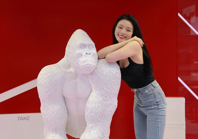 Cô còn được nhiều nhãn hàng yêu thích và lựa chọn làm người mẫu đại diện.