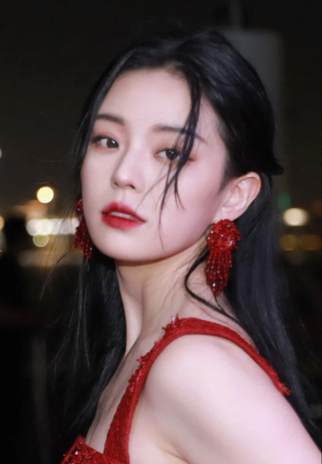 Ở ngoài đời, Dịch Năng luôn gây ấn tượng với ngoại hình nổi bật và style ăn mặc có nhiều biến hóa.