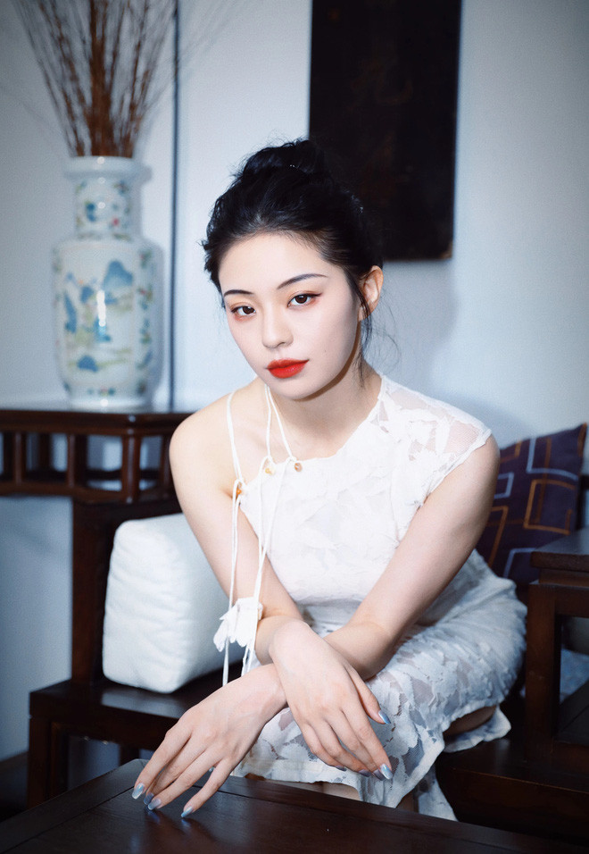 Dịch Năng sở hữu nhan sắc xinh đẹp, sang chảnh và kiêu kỳ.