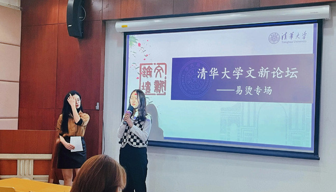 Từ vóc dáng, gu ăn mặc, mái tóc đen dài đến đôi kính trí thức, tất cả ở cô nàng đều làm người ta muốn thả like.