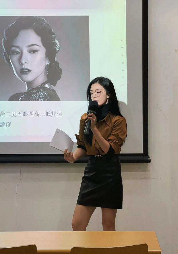 Mới đây, một nữ giảng viên đến từ Trung Quốc đã bất ngờ trở thành hiện tượng mạng qua một vài hình ảnh bị chụp lén khi đang giảng dạy.