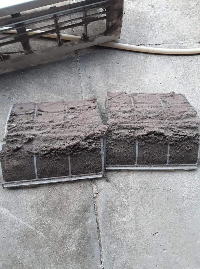 Nhìn loạt ảnh chụp hiện trạng ở bẩn này, có lẽ ai nấy đều hiểu tại sao thợ sửa điều hòa lại giật mình kinh hãi đến vậy.