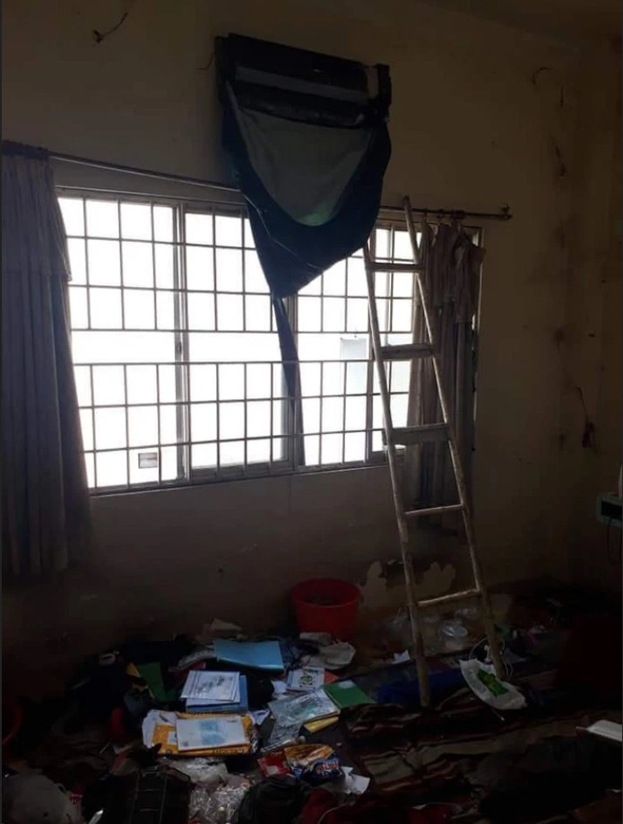 Thậm chí, căn phòng ngập rác này còn làm nhiều người liên tưởng đến một nhà hoang, là bãi rác nào đó chứ không phải là nơi có người ở.