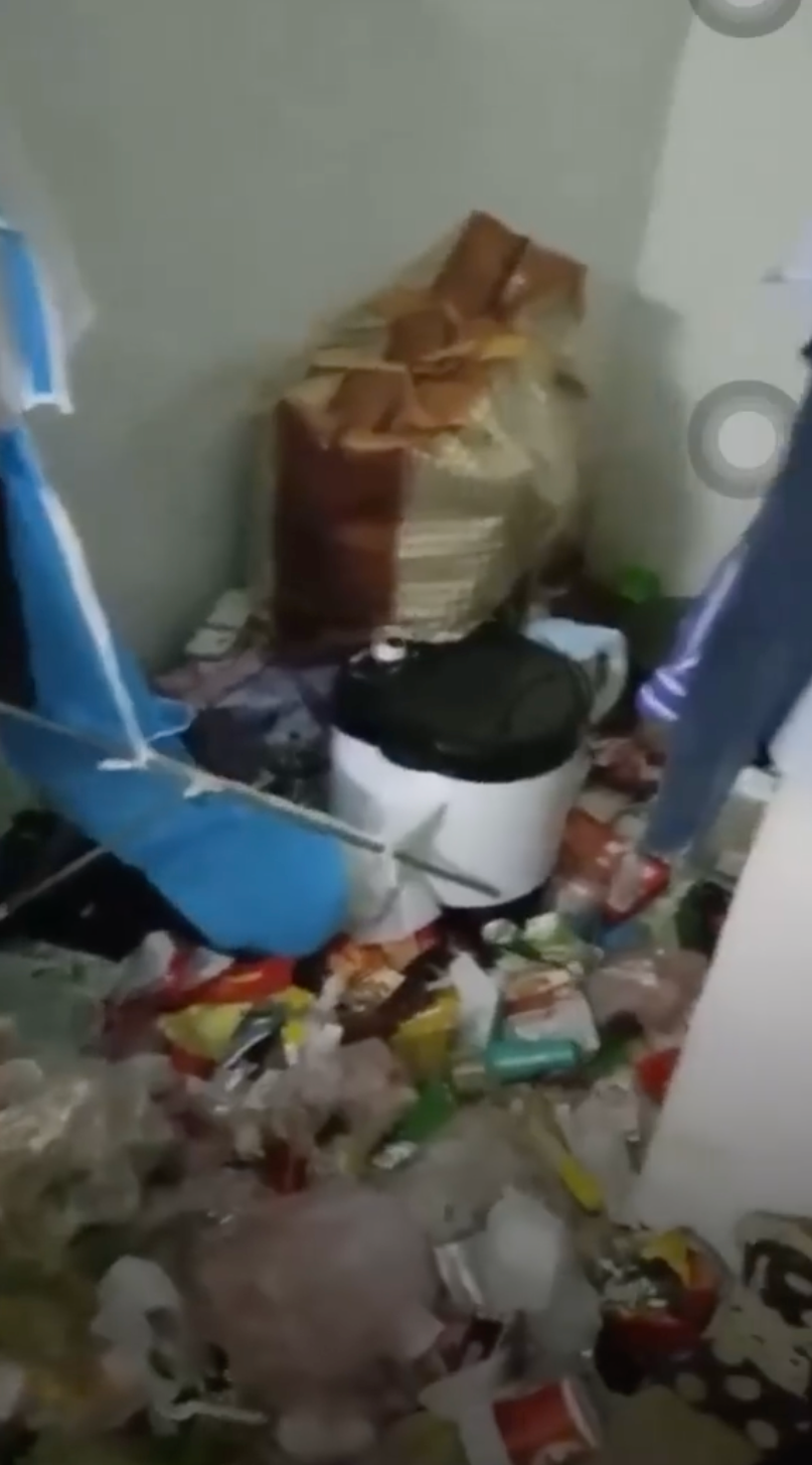 “Đỉnh cao của sống bẩn là đây, có lẽ ra bãi rác còn thoáng đãng hơn”, "Đây là cái chuồng lợn hay bãi rác chứ đâu phải căn phòng?”,...là những bình luận của cư dân mạng khi chứng kiến căn phòng ngập rác.