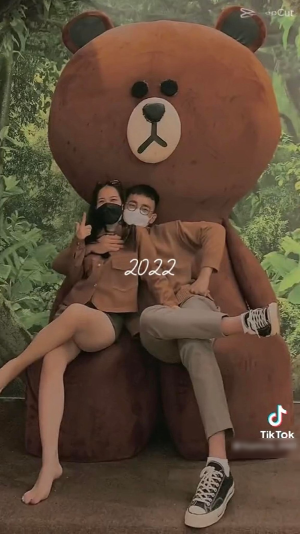 Bạn trai mới của gái xinh Huyền My thường xuyên dành nhiều cử chỉ quan tâm, chăm sóc bạn gái.