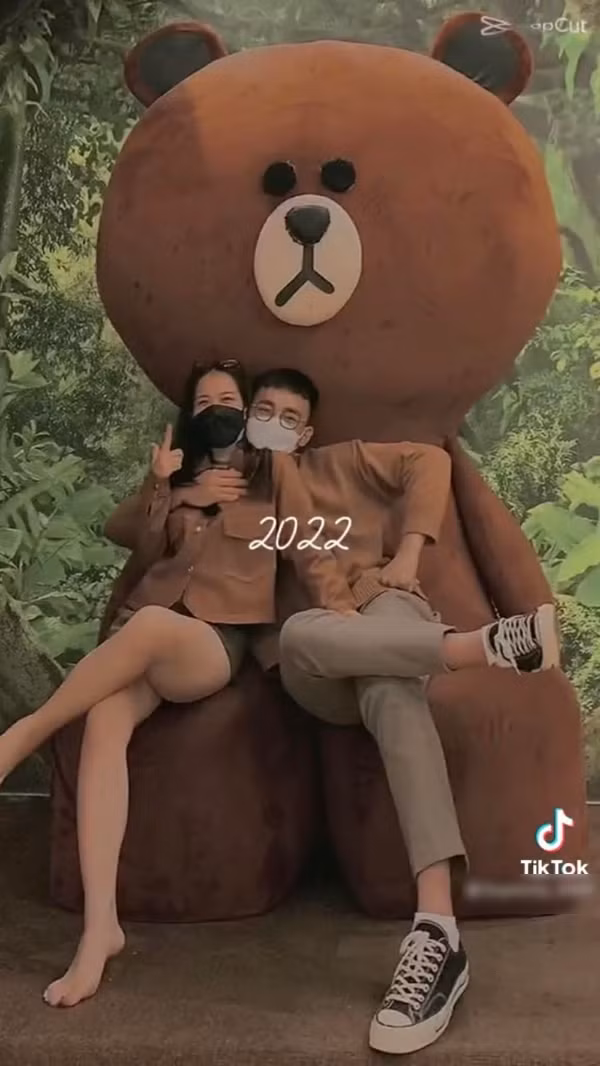 Bạn trai mới của gái xinh Huyền My thường xuyên dành nhiều cử chỉ quan tâm, chăm sóc bạn gái.