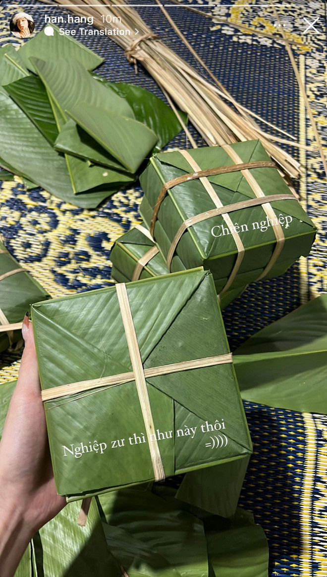 Đáng chú ý hơn nữa là thành quả chiếc bánh chưng được cô nàng tự gói và khoe lên sau đó trông lại cũng "rất gì và này nọ".