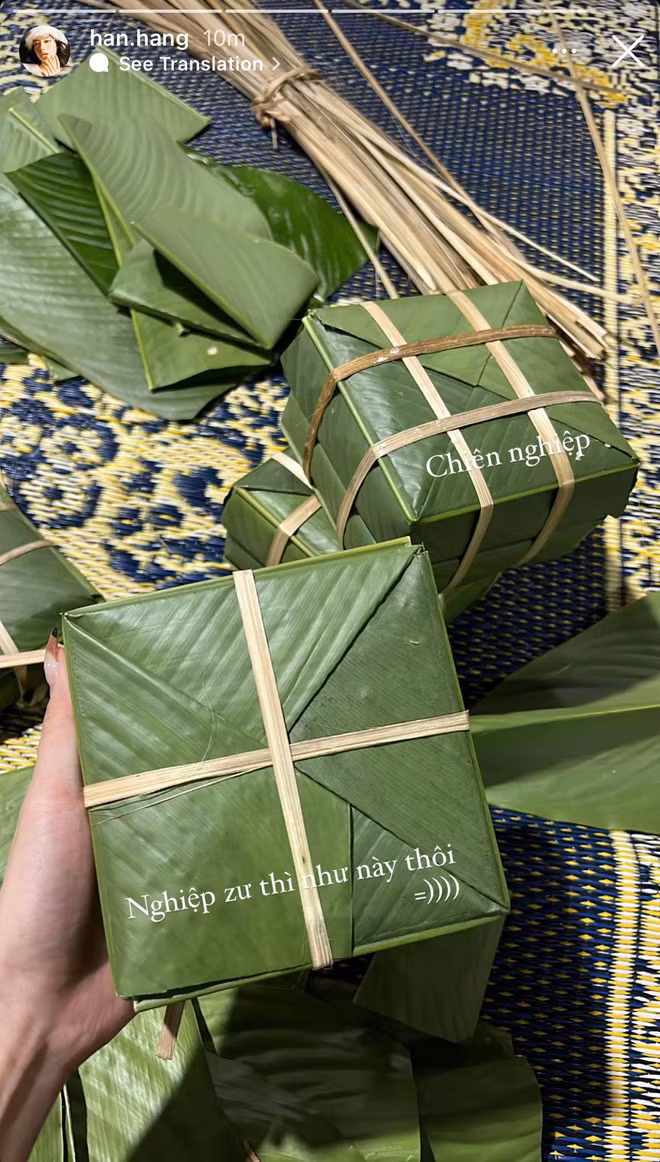 Đáng chú ý hơn nữa là thành quả chiếc bánh chưng được cô nàng tự gói và khoe lên sau đó trông lại cũng "rất gì và này nọ".