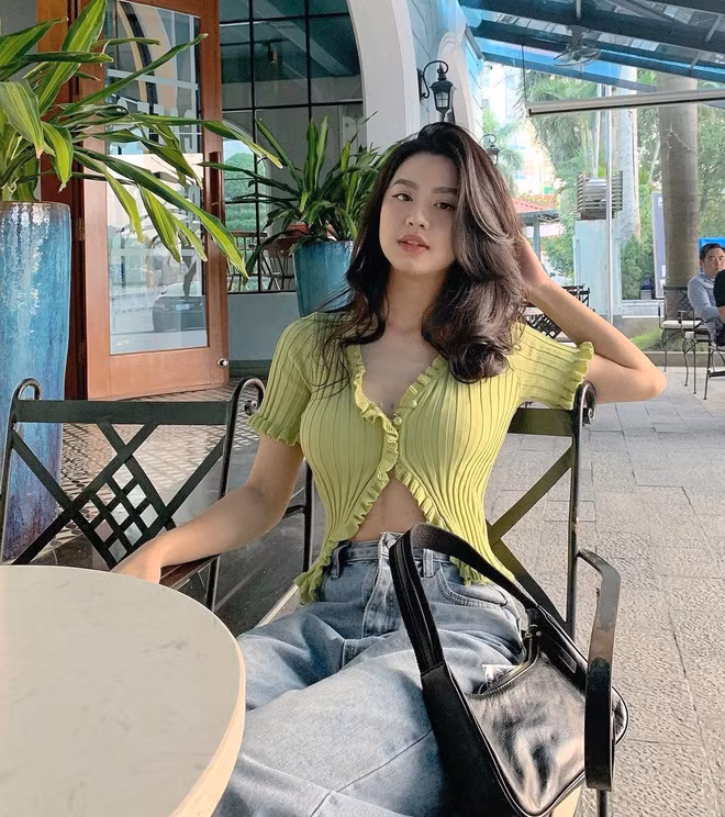 Bên cạnh nhan sắc vẫn giữ vững phong độ quyến rũ, thứ khiến cư dân mạng đặt dấu chấm hỏi to đùng với "hot girl tạp hoá" Hàn Hằng chính là mối quan hệ của cô và Huyme đã tiến triển thế nào.