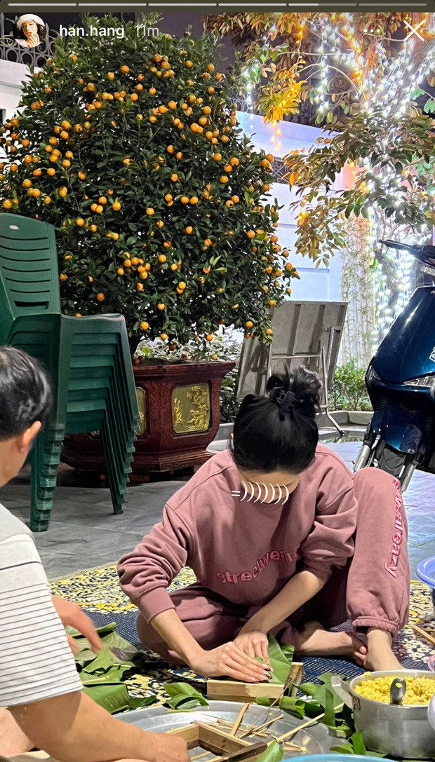Tuy nhiên mới đây, nàng hot girl này đã tung ra hình ảnh đúng chuẩn gái đảm khi đang gói bánh chưng đón Tết. Một khi về quê thì Hàn Hằng cũng vướng lời nguyền con gái lúc ở nhà và khi ra đường khác hẳn hoàn toàn.
