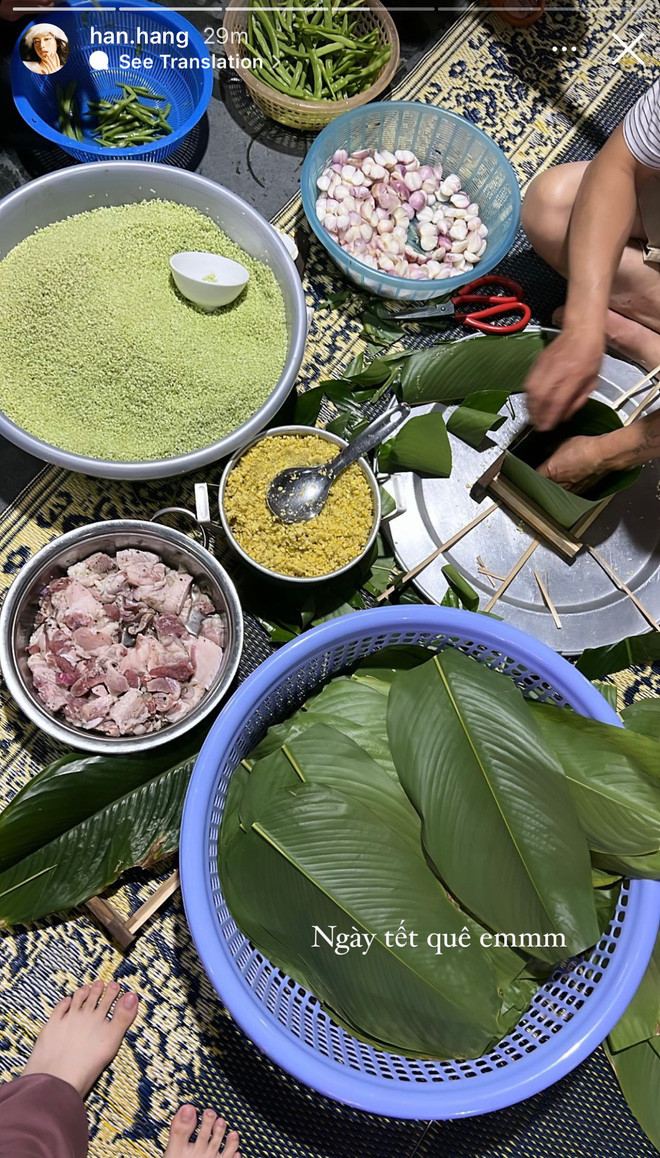 Mặc đồ thể thao rộng thùng thình, tóc tai búi đơn giản và cặm cụi loay hoay gói bánh chưng cùng người thân là hình ảnh của một Hàn Hằng khác xa với ảnh mạng.