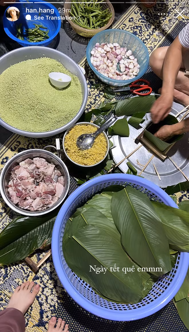 Mặc đồ thể thao rộng thùng thình, tóc tai búi đơn giản và cặm cụi loay hoay gói bánh chưng cùng người thân là hình ảnh của một Hàn Hằng khác xa với ảnh mạng.