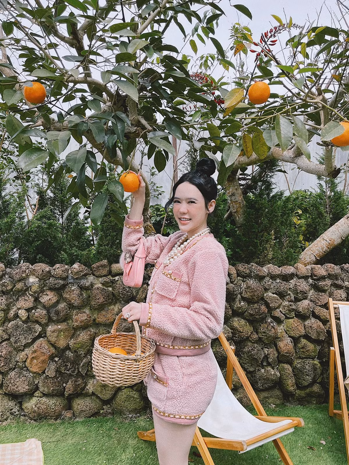 Vân Tiny cũng là cựu hot girl đình đám một thời, không chỉ gây chú ý khi làm dâu hào môn, cô còn có sức hút hơn cả khi sở hữu thân hình nóng bỏng, gợi cảm.