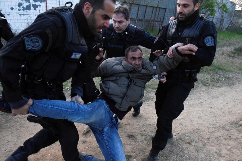 Cảnh sát Hy Lạp bắt giữ một di dân trong cuộc ẩu đả bên ngoài khu trại tại thị trấn Diavata hôm 4/4.