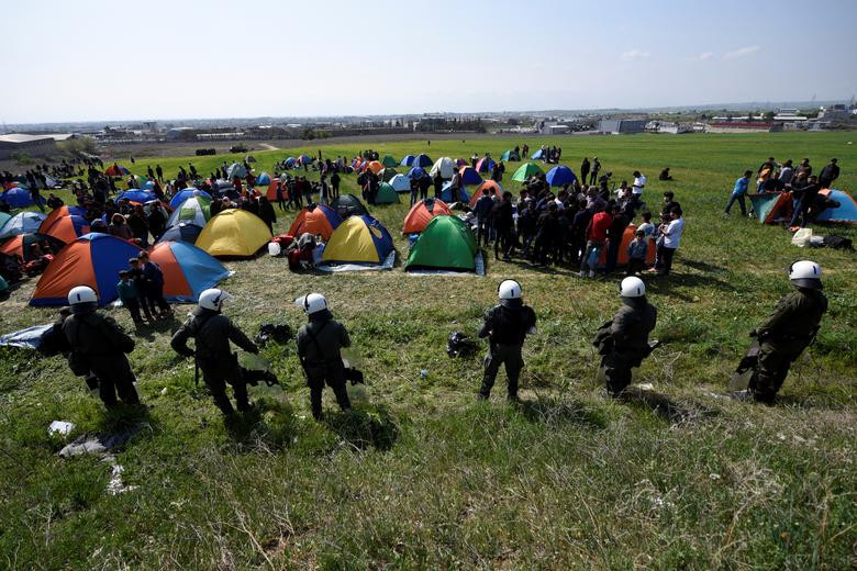 Cảnh sát chống bạo động Hy Lạp đứng gác cạnh khu trại tị nạn ở thị trấn Diavata ngày 4/4.