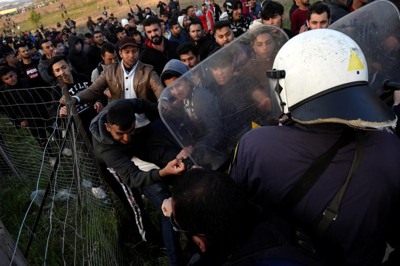 Đụng độ đã xảy ra khi lực lượng cảnh sát chống bạo động Hy Lạp được triển khai để ngăn đoàn người di cư này rời khỏi khu trại Diavata. Được biết, những người dân nhập cư đã ném đồ vào cảnh sát trong khi lực lượng an ninh Hy Lạp dùng hơi cay để trấn áp nhóm di dân này.