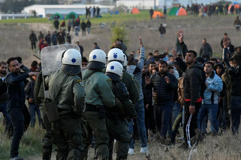 Nguồn tin cho hay, ít nhất 3 người đã bị bắt giữ trong vụ ẩu đả giữa di dân và cảnh sát Hy Lạp.