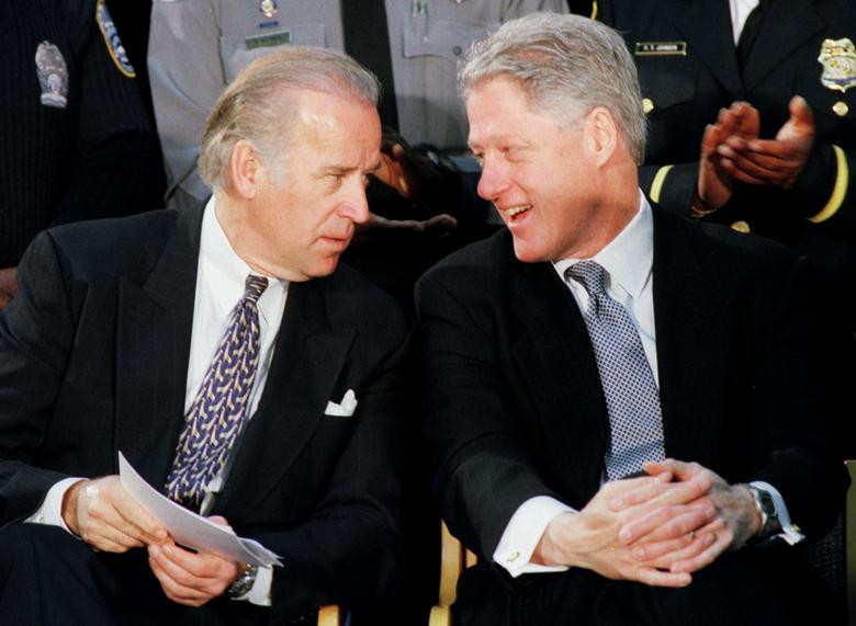 Tổng thống Bill Clinton (phải) trao đổi với Thượng nghị sĩ Joseph Biden trong cuộc gặp với lực lượng thực thi pháp luật tại Alexandria, bang Virginia, ngày 14/1/1999.