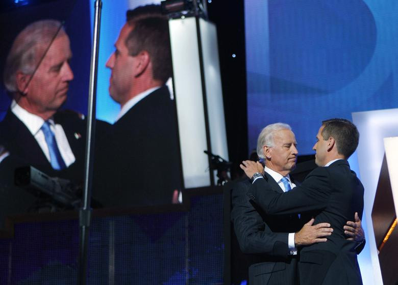 Ứng viên Phó Tổng thống của Đảng Dân chủ Joe Biden ôm con trai của ông, Beau Biden (phải), tại cuộc Hội nghị Quốc gia của Đảng Dân chủ ở Denver, Colorado, ngày 27/8/2008.