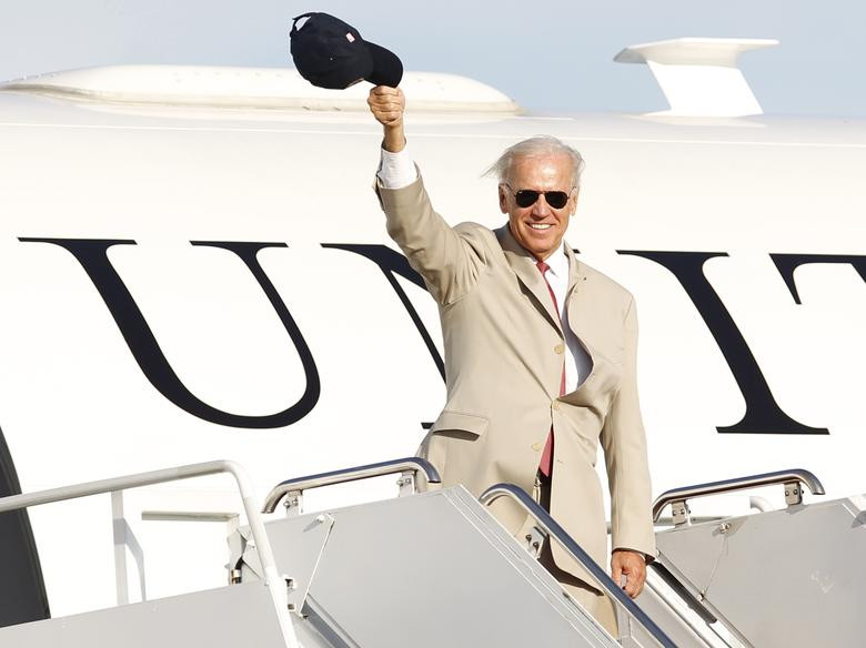 Phó Tổng thống Joe Biden vẫy chào khi lên máy bay tại căn cứ không quân Yokota, ngoại ô Tokyo, ngày 24/8/2011.