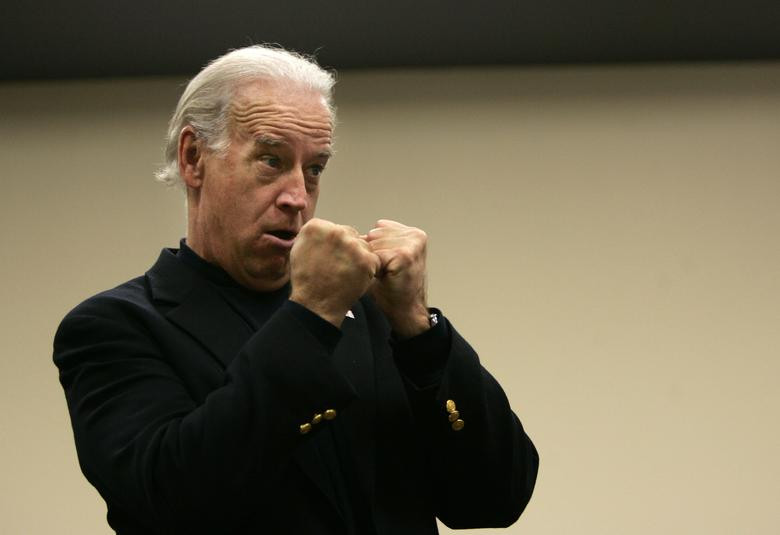 Ông Joe Biden trò chuyện với những người ủng hộ tại một địa điểm vận động tranh cử trong Thư viện Công cộng ở Allison, bang Iowa, ngày 27/11/2007.