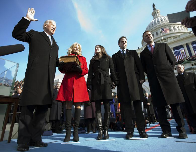 Ông Biden (trái) tuyên thệ nhậm chức Phó Tổng thống Mỹ tại Washington ngày 20/1/2009.