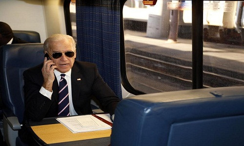  Phó Tổng thống Mỹ Joe Biden nói chuyện qua điện thoại trên tàu tại nhà ga Union ở thủ đô Washington ngày 8/2/2011.