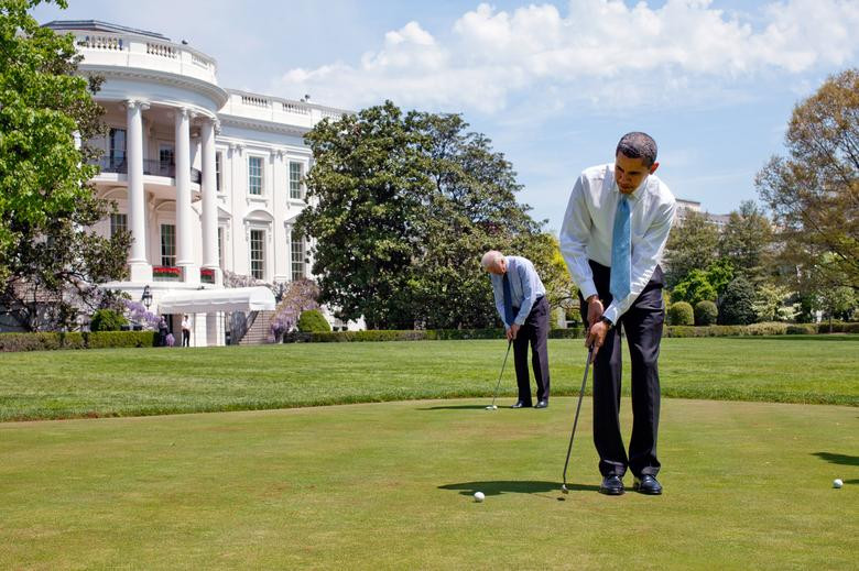 Tổng thống Mỹ Barack Obama và Phó Tổng thống Joe Biden chơi golf tại bãi cỏ phía Nam ở Nhà Trắng ngày 24/4/2009.