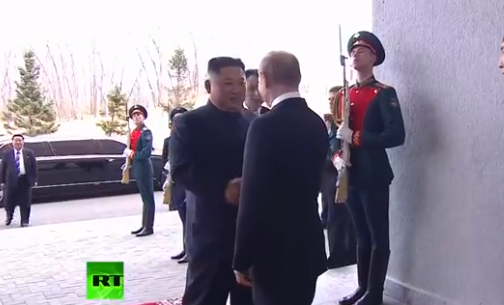 Trước đó, Tổng thống Putin chào mừng ông Kim Jong-un khi nhà lãnh đạo Triều Tiên vừa bước ra khỏi chiếc xe limousine tại Đại học Liên bang Viễn Đông. Ảnh: RT.