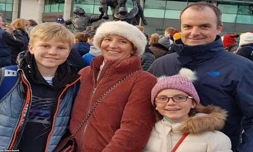 Alex Nicholson (trái), 11 tuổi và mẹ của cậu bé, cô Anita (thứ hai từ trái sang), 42 tuổi, thiệt mạng khi đang ngồi trong quán cà phê Table One trên tầng 2 của khách sạn Shangri La ở thủ đô Colombo vào khoảng 8h30 sáng 22/4. Ảnh: Facebook.