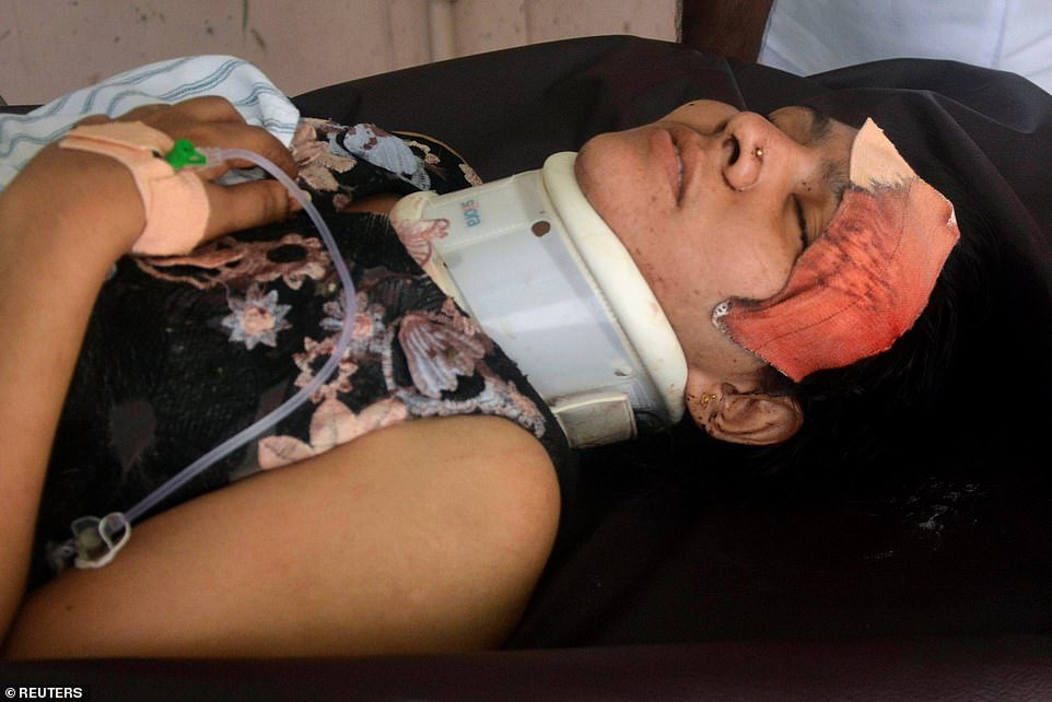 Một người phụ nữ bị thương trong vụ nổ tại nhà thờ Sri Lanka dịp Lễ Phục Sinh được đưa tới bệnh viện ở Batticaloa. Ảnh: Reuters.