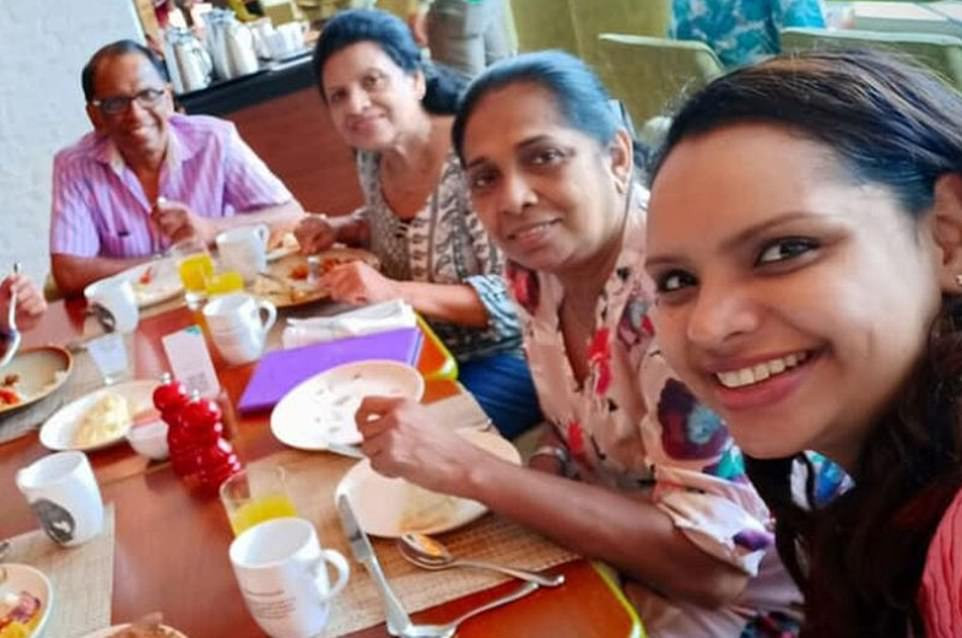 Shantha Mayadunne (thứ hai từ trái sang) và con gái Nisanga (phải) nằm trong số những nạn nhân thiệt mạng trong vụ đánh bom ở Sri Lanka cuối tuần qua. Ảnh chụp gia đình cô đang ăn sáng tại khách sạn Shangri La ngày trước khi vụ nổ xảy ra. Ảnh: Daily Mail.