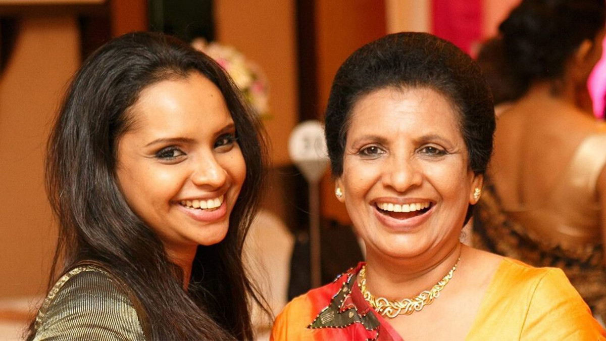 Theo Daily Mail, ít nhất 35 người nước ngoài thiệt mạng trong vụ khủng bố vừa qua, trong đố đó được cho là có các công dân đến từ Mỹ, Anh, Thổ Nhĩ Kỳ, Trung Quốc, Hà Lan và Bồ Đào Nha,...Trong ảnh là hai mẹ con cô Shantha Mayadunne khi còn sống. Ảnh: Daily Mail.