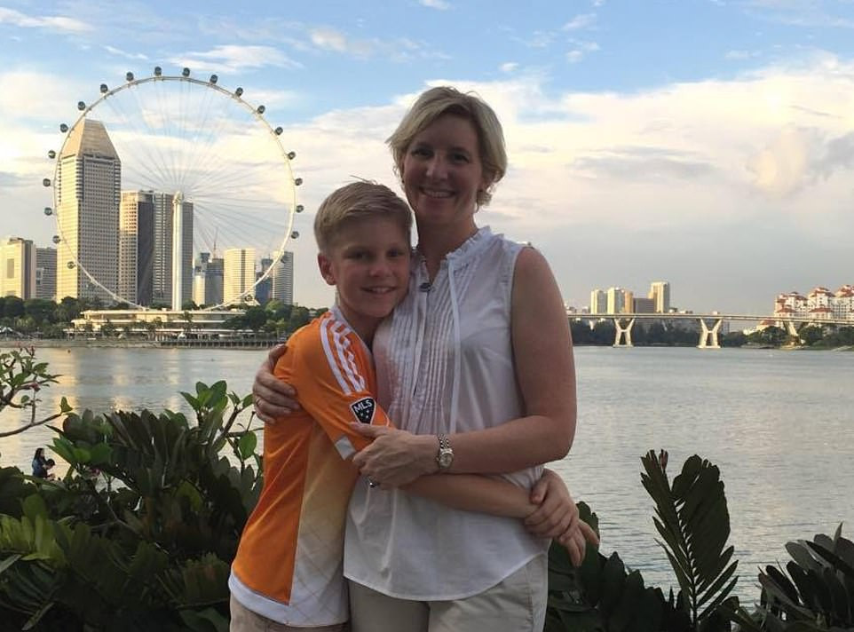 Alex và mẹ, Anita Nicholson, trong bức ảnh chụp tại thủ đô London, Anh, hồi năm 2015. Ảnh: Daily Mail.