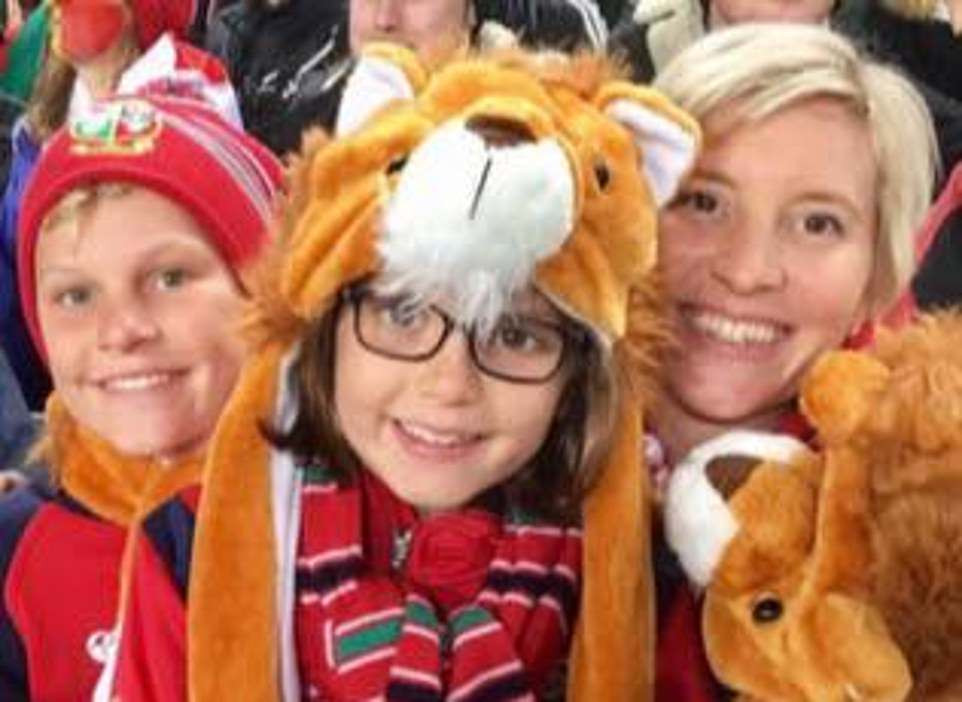 Khi đó, hai mẹ con cô Anita đang ngồi ăn sáng ở khách sạn Shangri La. Hiện, chị gái của cậu bé (giữa) vẫn mất tích. Ảnh: Daily Mail.