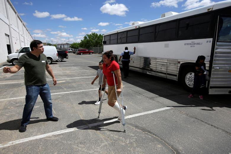 Người phụ nữ đến từ Guatemala chống nạng đi trong nhà thờ Vino Nuevo ngày 23/4.