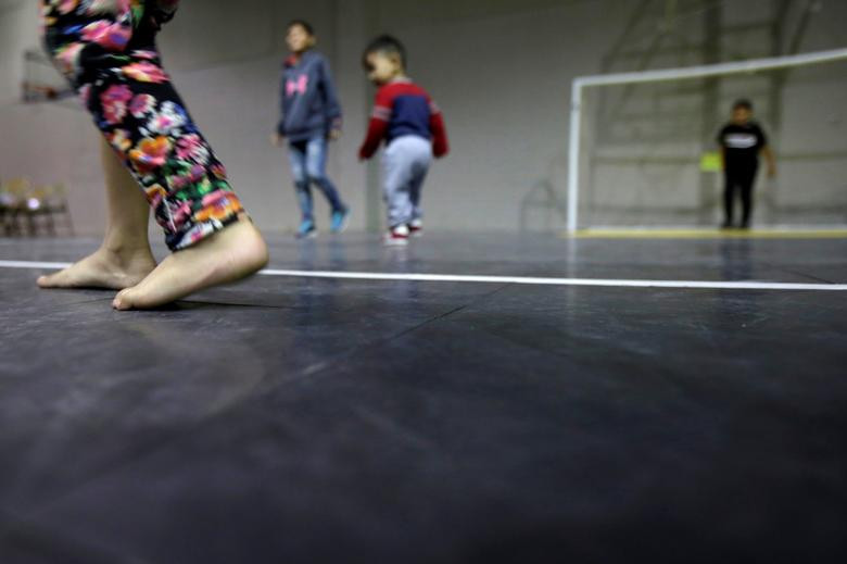 Các em nhỏ chơi đùa trong nhà thờ Vino Nuevo ở El Paso ngày 23/4/2019.