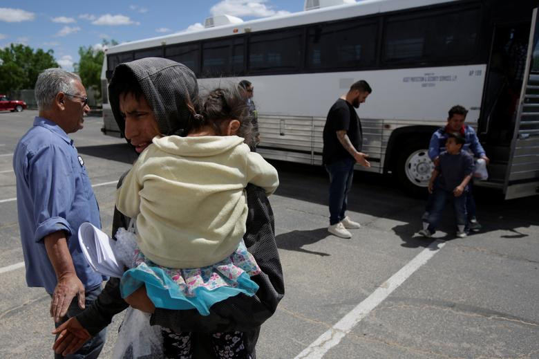 Một số di dân được đưa tới nhà thờ Vino Nuevo hôm 23/4.