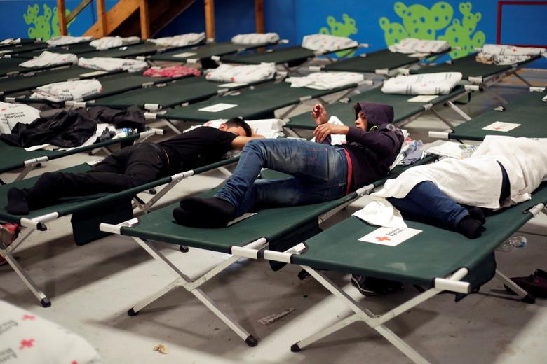 Một số di dân nằm nghỉ trong toà nhà "House of the Refugee".