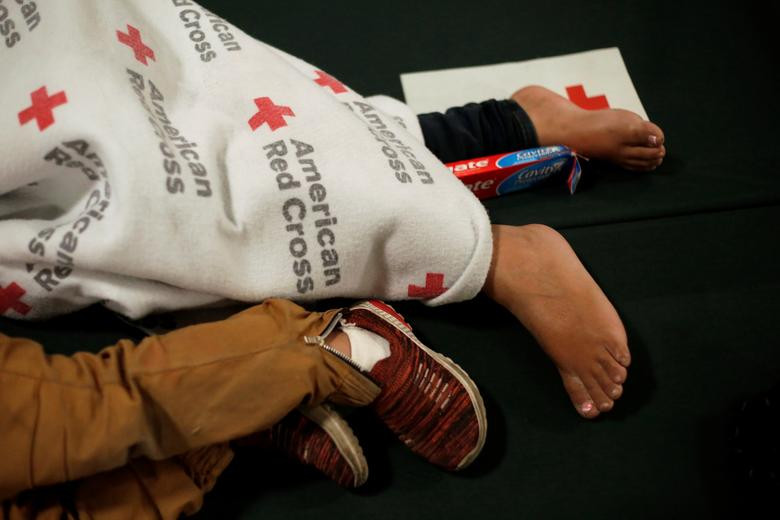 Các em nhỏ đến từ Trung Mỹ nằm ngủ trong tòa nhà "House of the Refugee" ngày 24/4.