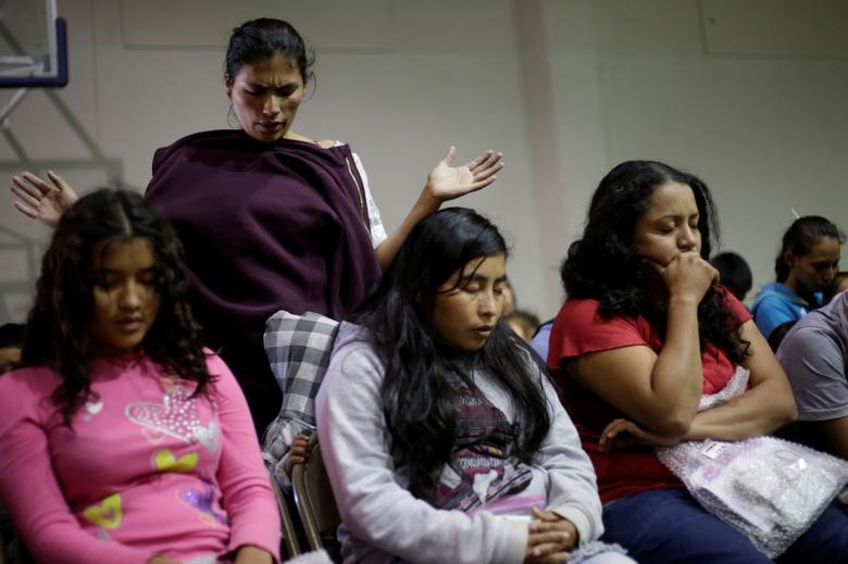 Những người phụ nữ cầu nguyện bên trong nhà thờ Vino Nuevo.