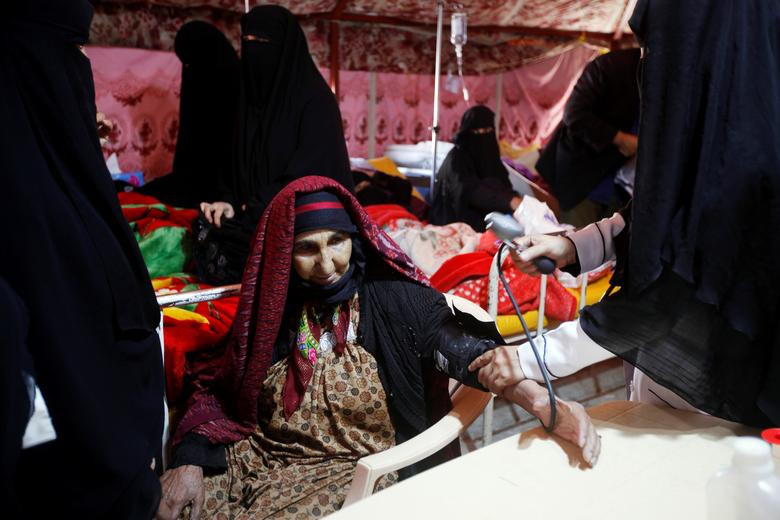 Bà Fatimah Saleh, 80 tuổi, đang được điều trị tại bệnh viện al-Sabeen ngày 28/3.