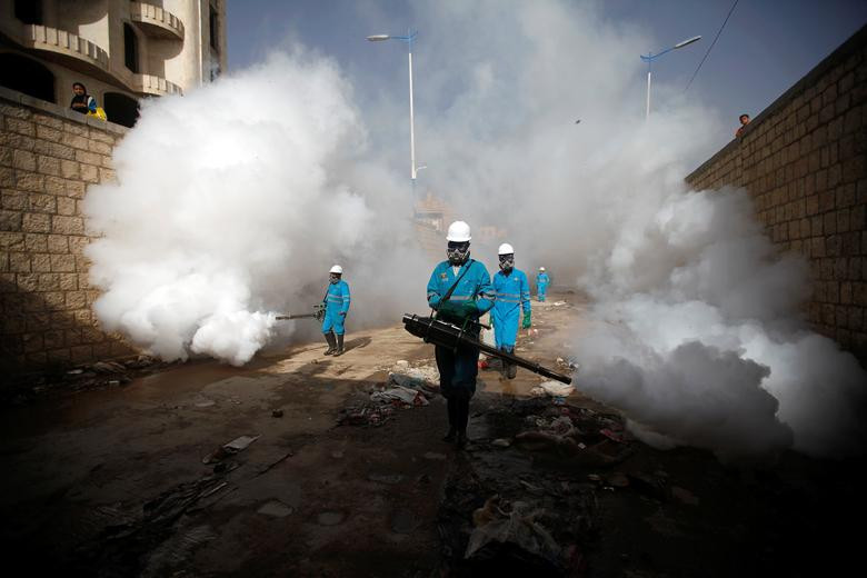 Các nhân viên phun thuốc khử trùng trong chiến dịch chống dịch tả ở Sanaa ngày 21/3. Mời độc giả xem thêm video: Yemen chìm sâu trong xung đột (Nguồn: VTC14)