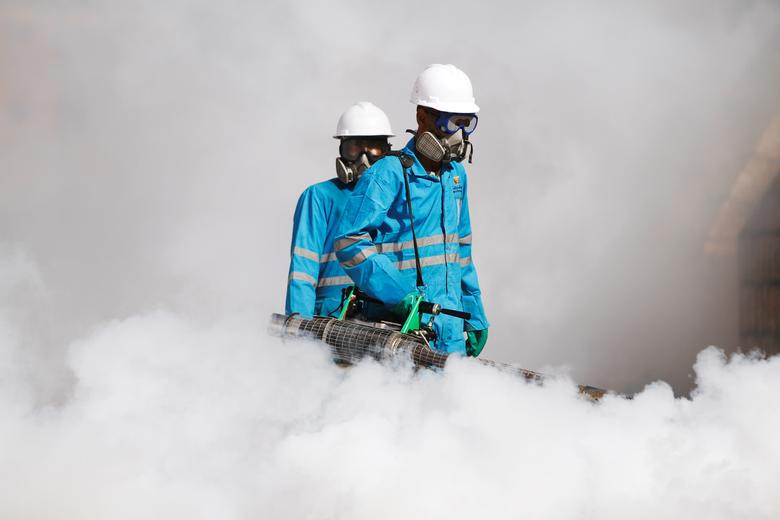 Các nhân viên phun thuốc khử trùng trong chiến dịch chống dịch tả ở thủ đô Sanaa ngày 21/3.