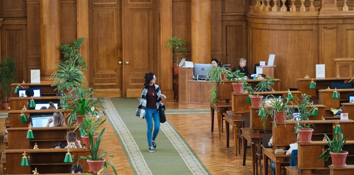 Bạn cần để áo khoác, túi xách lớn trong phòng để đồ. Bạn chỉ có thể mang túi nhỏ và laptop vào trong thư viện này.