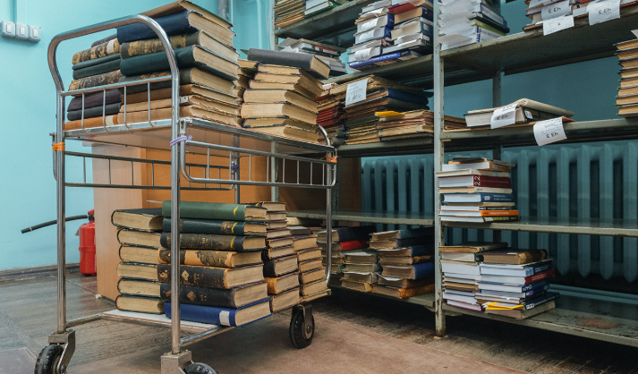 Các nhân viên làm nhiệm vụ giám sát chặt chẽ trong thư viện.