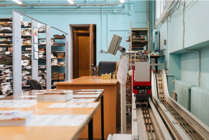 Những tấm biển mang nội dung "Giữ yên lặng" xuất hiện nhiều nơi trong thư viện Leninka.