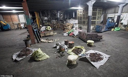 Lanh nguoi “kho” vu khi cua ke khung bo dam mau Sri Lanka-Hinh-4