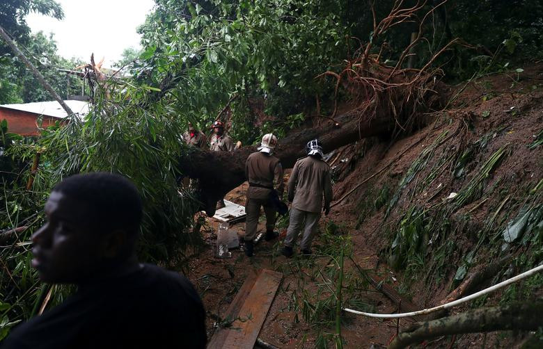 Lực lượng cứu hộ làm việc tại khu ổ chuột Babilonia ngày 9/4.