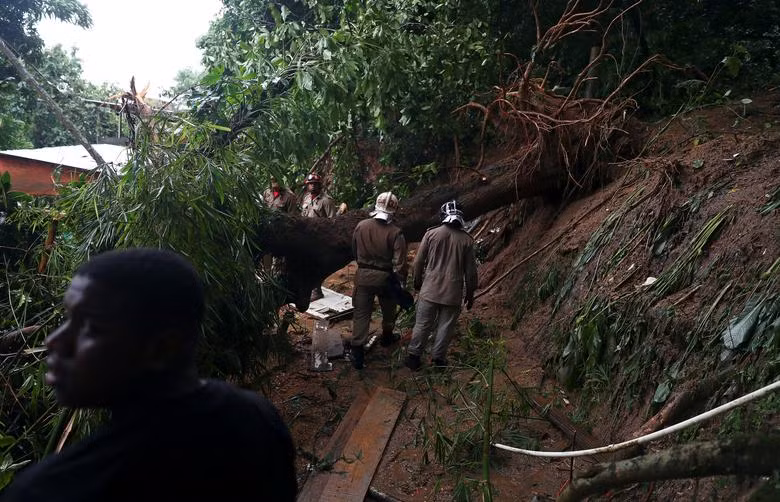 Lực lượng cứu hộ làm việc tại khu ổ chuột Babilonia ngày 9/4.